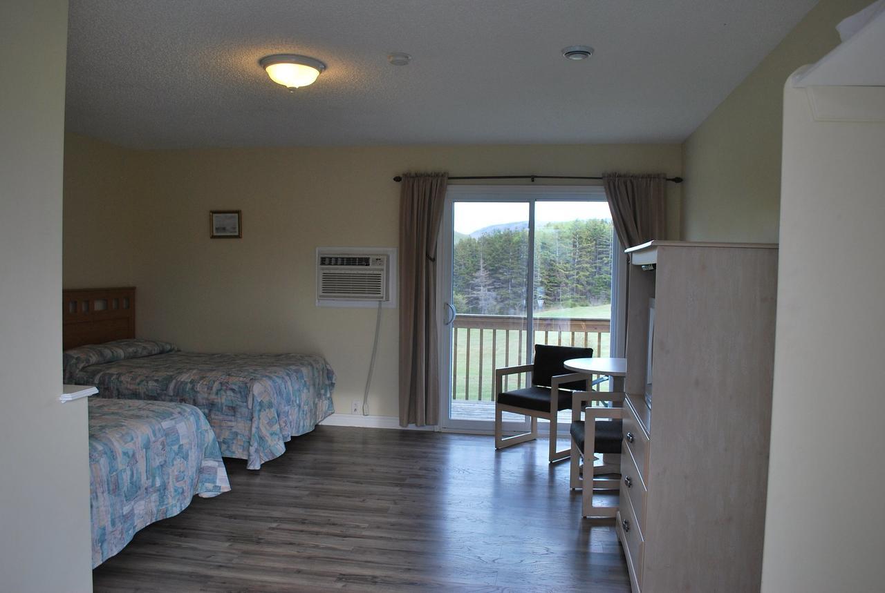 Midtrail Motel Pleasant Bay Exterior photo
